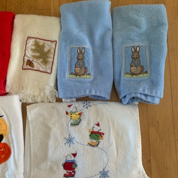 8 Fingertip Towels - Picture 2 of 3